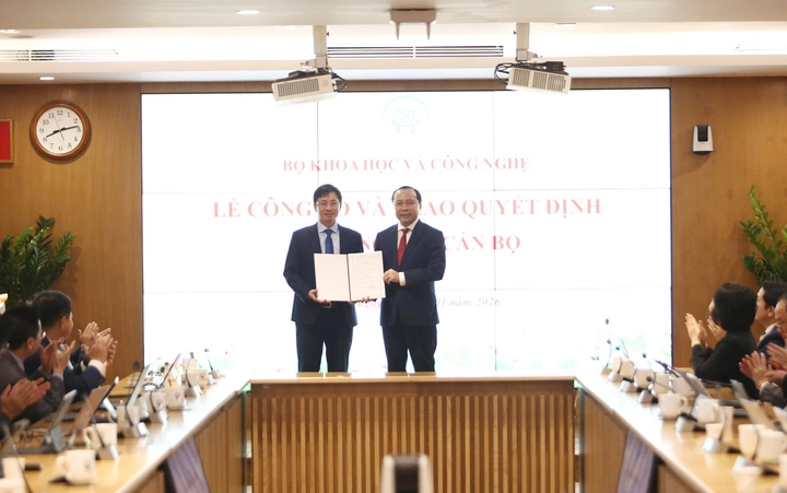 Bộ Khoa học v&agrave; C&ocirc;ng nghệ c&ocirc;ng bố, trao quyết định về c&ocirc;ng t&aacute;c c&aacute;n bộ - Ảnh 4.