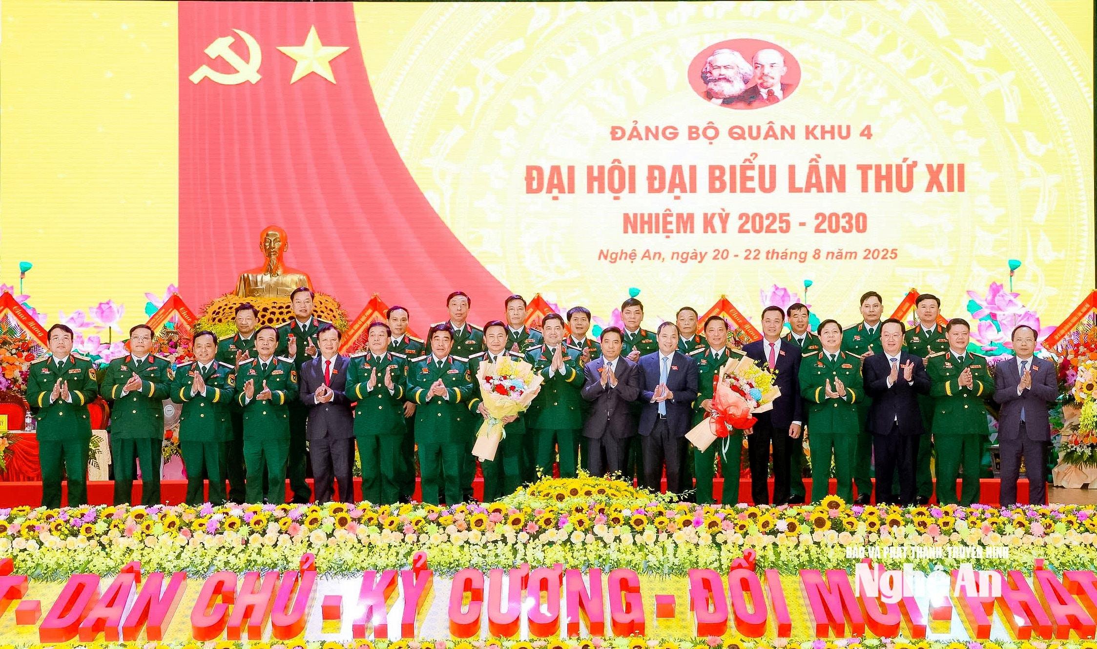 Ban Chấp hành Đảng bộ Quân khu 4 nhiệm kỳ 2025-2030 ra mắt đại hội và nhận nhiệm vụ. Ảnh: Phạm Bằng