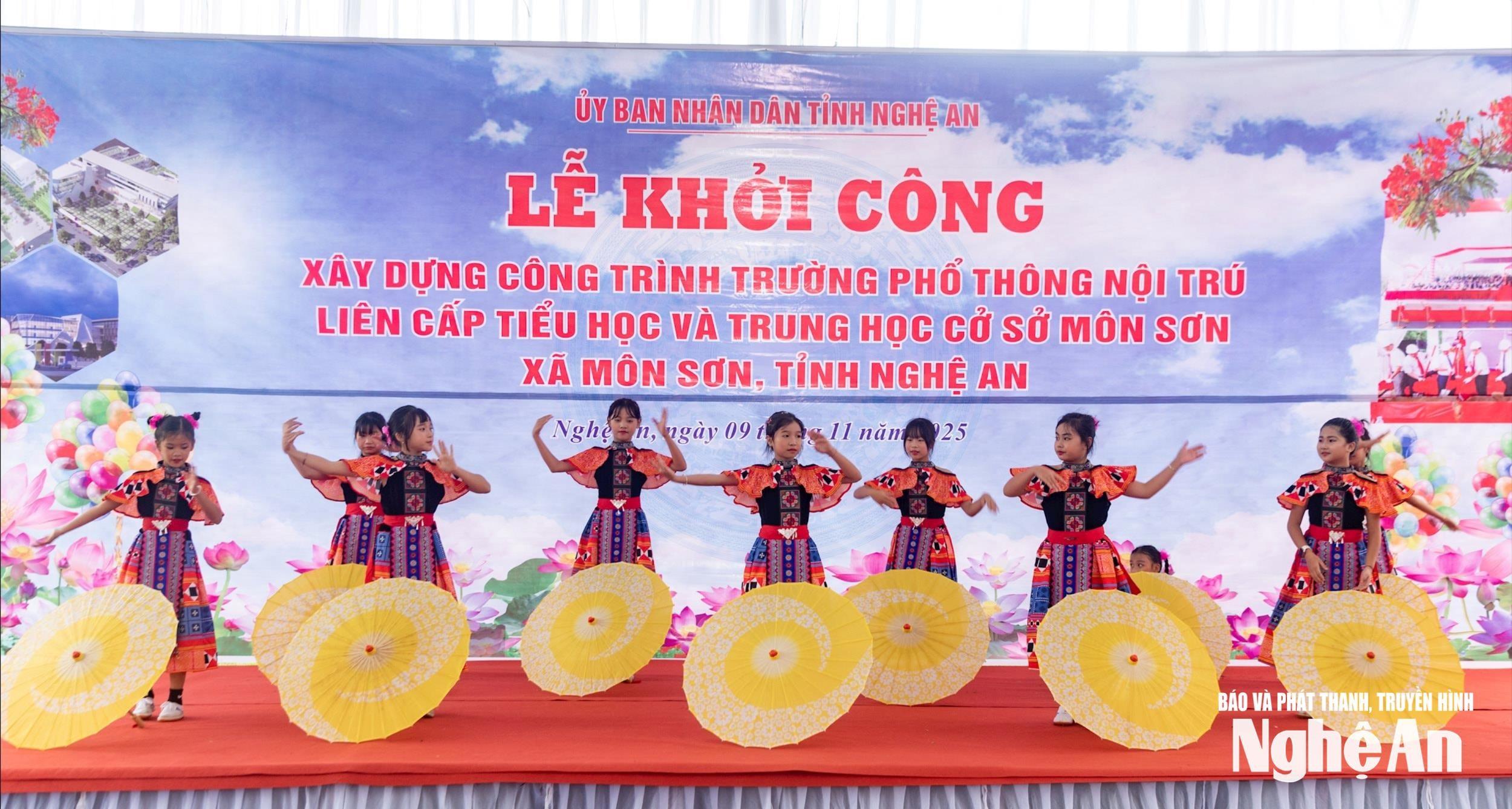 Một tiết mục văn nghệ tại buổi lễ. Ảnh: Minh Quân