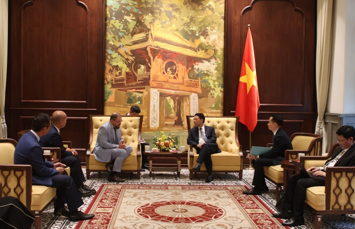 Bộ trưởng Nguyễn Mạnh Hùng tiếp Chủ tịch Tập đoàn Qualcomm- Ảnh 1. Bộ trưởng Nguyễn Mạnh Hùng tiếp Chủ tịch Tập đoàn Qualcomm- Ảnh 1.