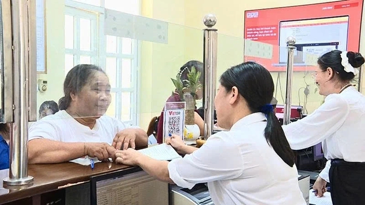 Hỗ trợ người cao tuổi tham gia dịch vụ công trực tuyến: Từ “cầm tay chỉ việc” ở thôn bản đến “bình dân học vụ số” tại đô thị- Ảnh 1. Hỗ trợ người cao tuổi tham gia dịch vụ công trực tuyến: Từ “cầm tay chỉ việc” ở thôn bản đến “bình dân học vụ số” tại đô thị- Ảnh 1.