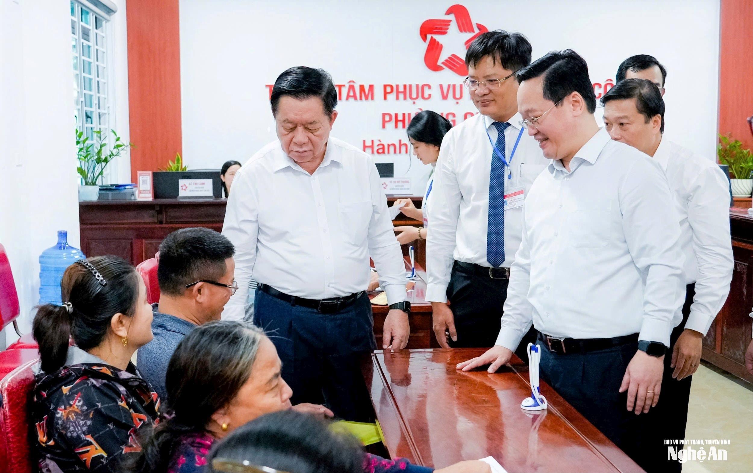 Lãnh đạo Ban Tuyên giáo và Dân vận Trung ương động viên cán bộ, công chức phường Cửa Lò nỗ lực giải quyết thủ tục hành chính cho người dân nhanh, thuận lợi. Ảnh: Phạm Bằng