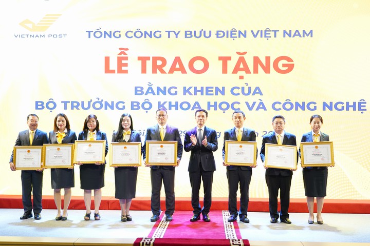 Tổng c&ocirc;ng ty Bưu điện Việt Nam: Lấy c&ocirc;ng nghệ v&agrave; đổi mới s&aacute;ng tạo l&agrave; động lực tăng trưởng giai đoạn ph&aacute;t triển mới- Ảnh 10.