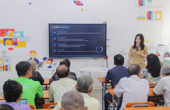 Hỗ trợ người cao tuổi tham gia dịch vụ công trực tuyến: Từ “cầm tay chỉ việc” ở thôn bản đến “bình dân học vụ số” tại đô thị- Ảnh 2. Hỗ trợ người cao tuổi tham gia dịch vụ công trực tuyến: Từ “cầm tay chỉ việc” ở thôn bản đến “bình dân học vụ số” tại đô thị- Ảnh 2.