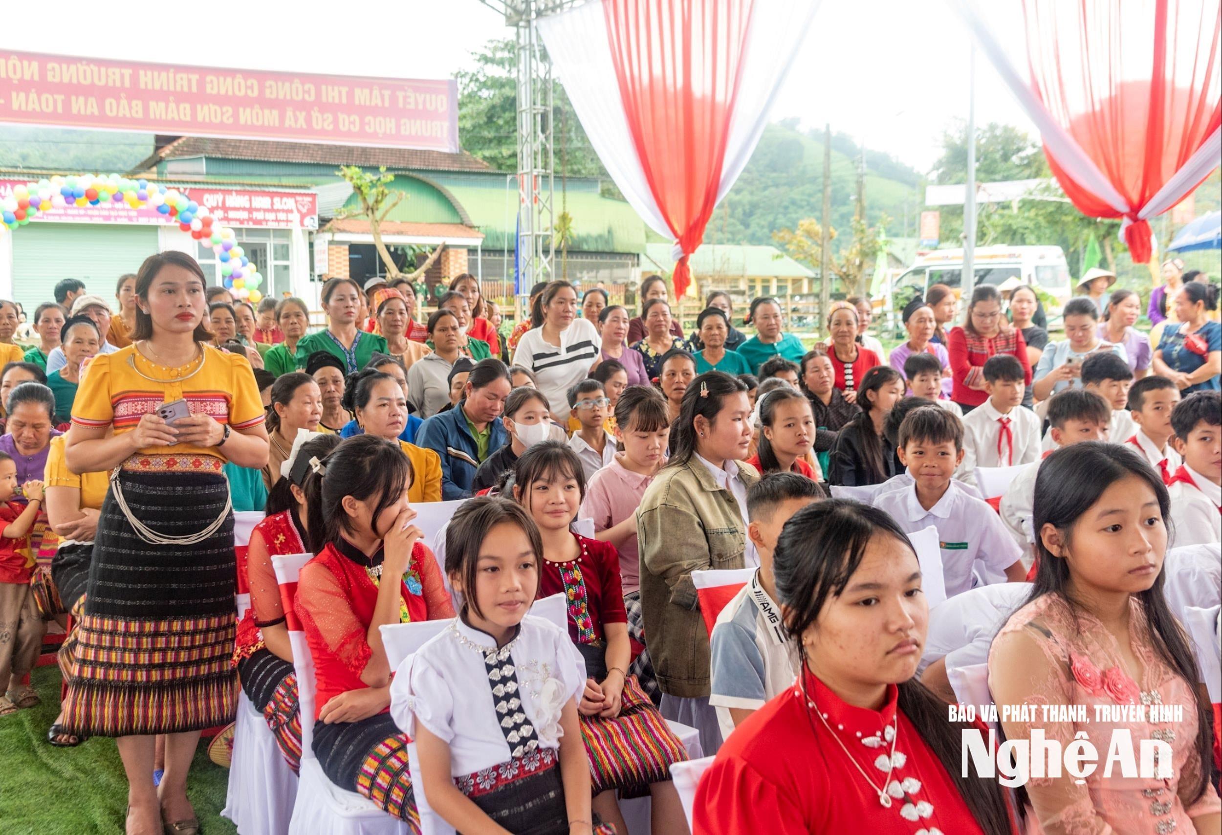 Các em học sinh tại Lễ khởi công xây dựng Trường phổ thông nội trú liên cấp tiểu học và trung học cơ sở Môn Sơn. Ảnh: Minh Quân