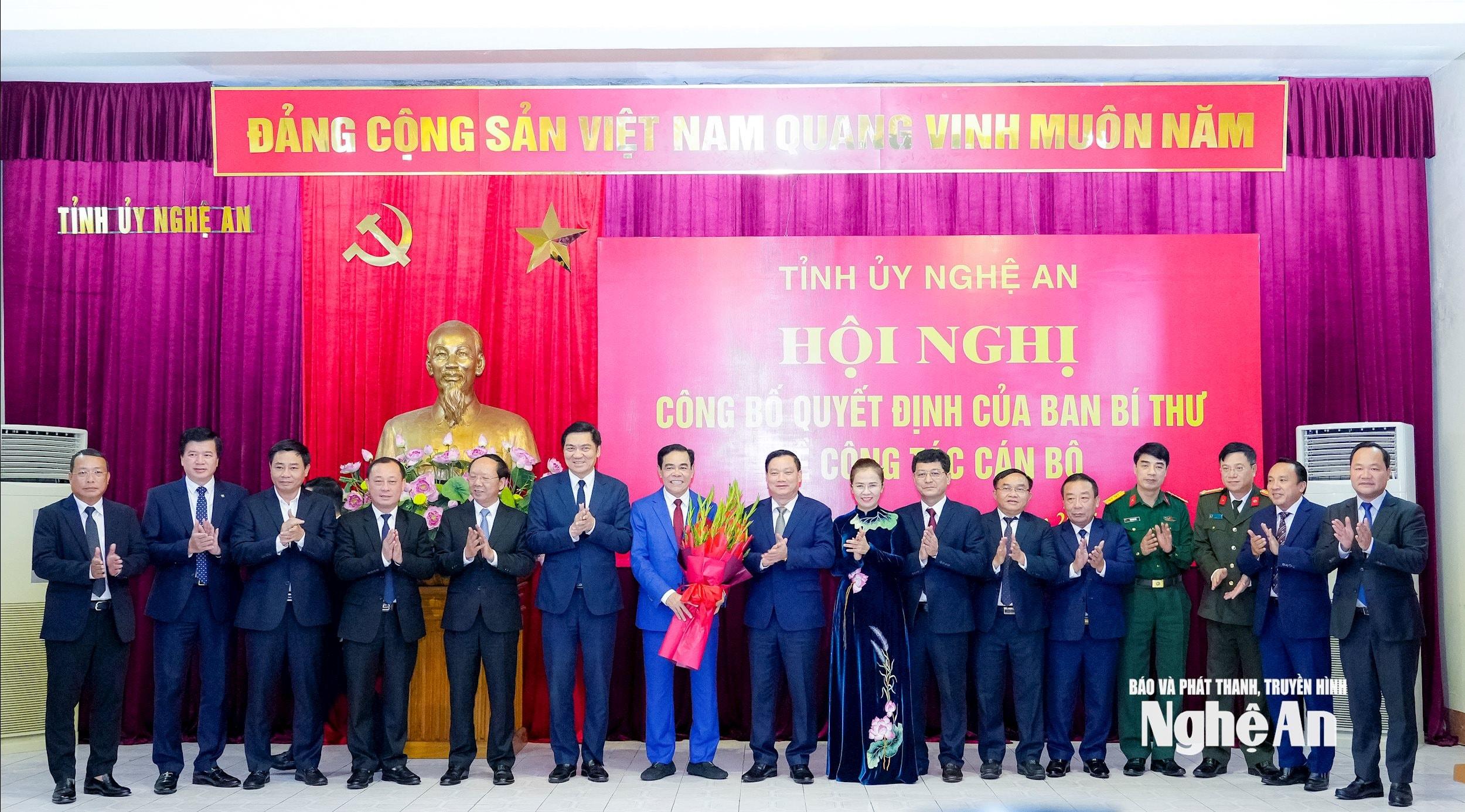 Ban Thường vụ Tỉnh uỷ Nghệ An tặng hoa chúc mừng Tân Phó Bí thư Tỉnh uỷ Võ Trọng Hải. Ảnh: Phạm Bằng