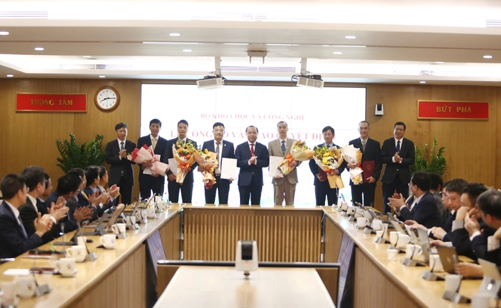 Bộ Khoa học v&agrave; C&ocirc;ng nghệ c&ocirc;ng bố, trao quyết định về c&ocirc;ng t&aacute;c c&aacute;n bộ - Ảnh 7.
