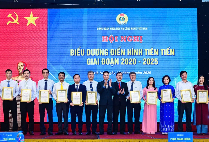 Công đoàn KH&CN tôn vinh 25 tập thể và 167 cá nhân điển hình tiên tiến giai đoạn 2020 - 2025 - Ảnh 4.