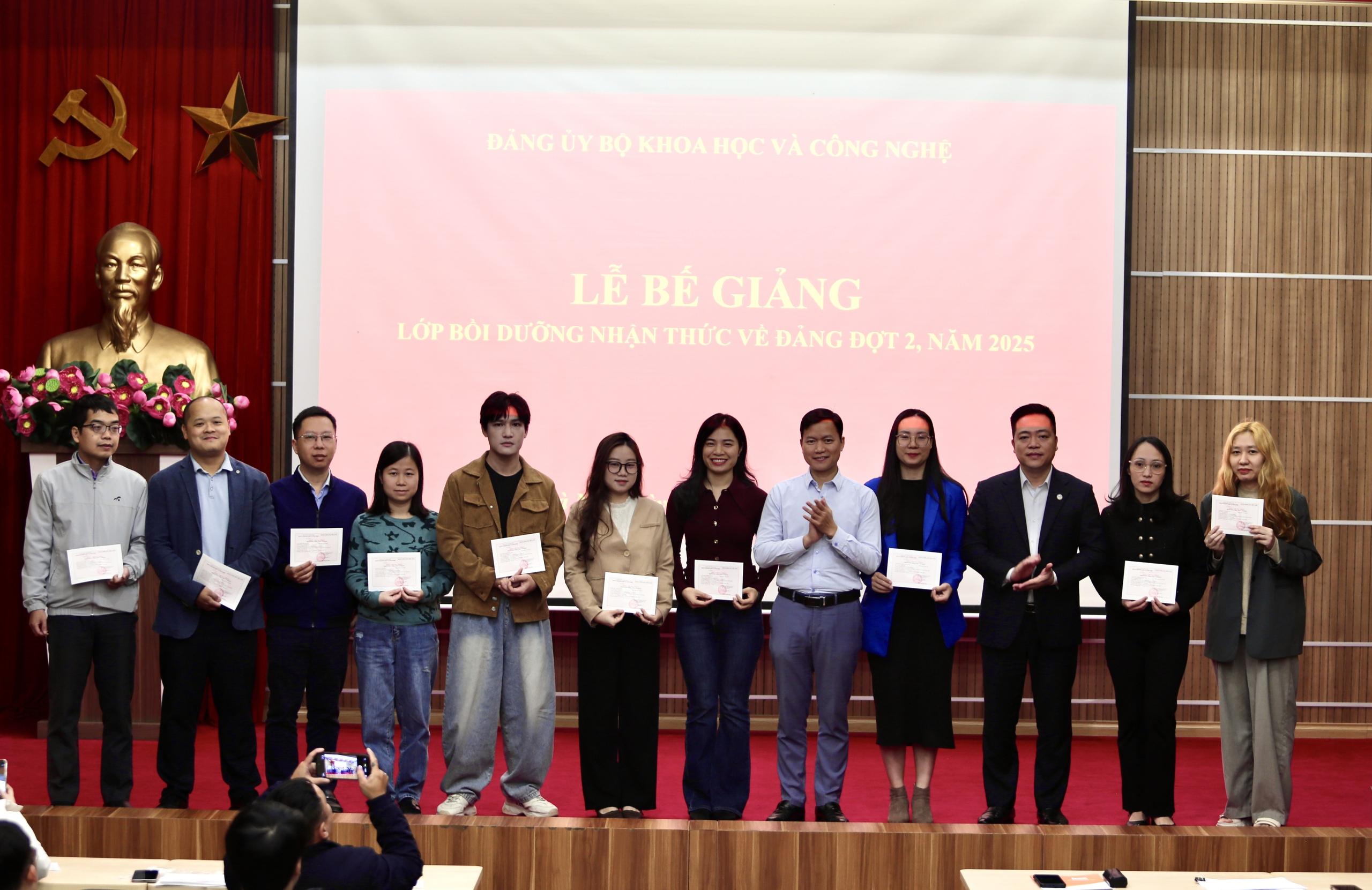 Bế giảng Lớp bồi dưỡng nhận thức về Đảng (đợt 2) năm 2025 - Ảnh 2.