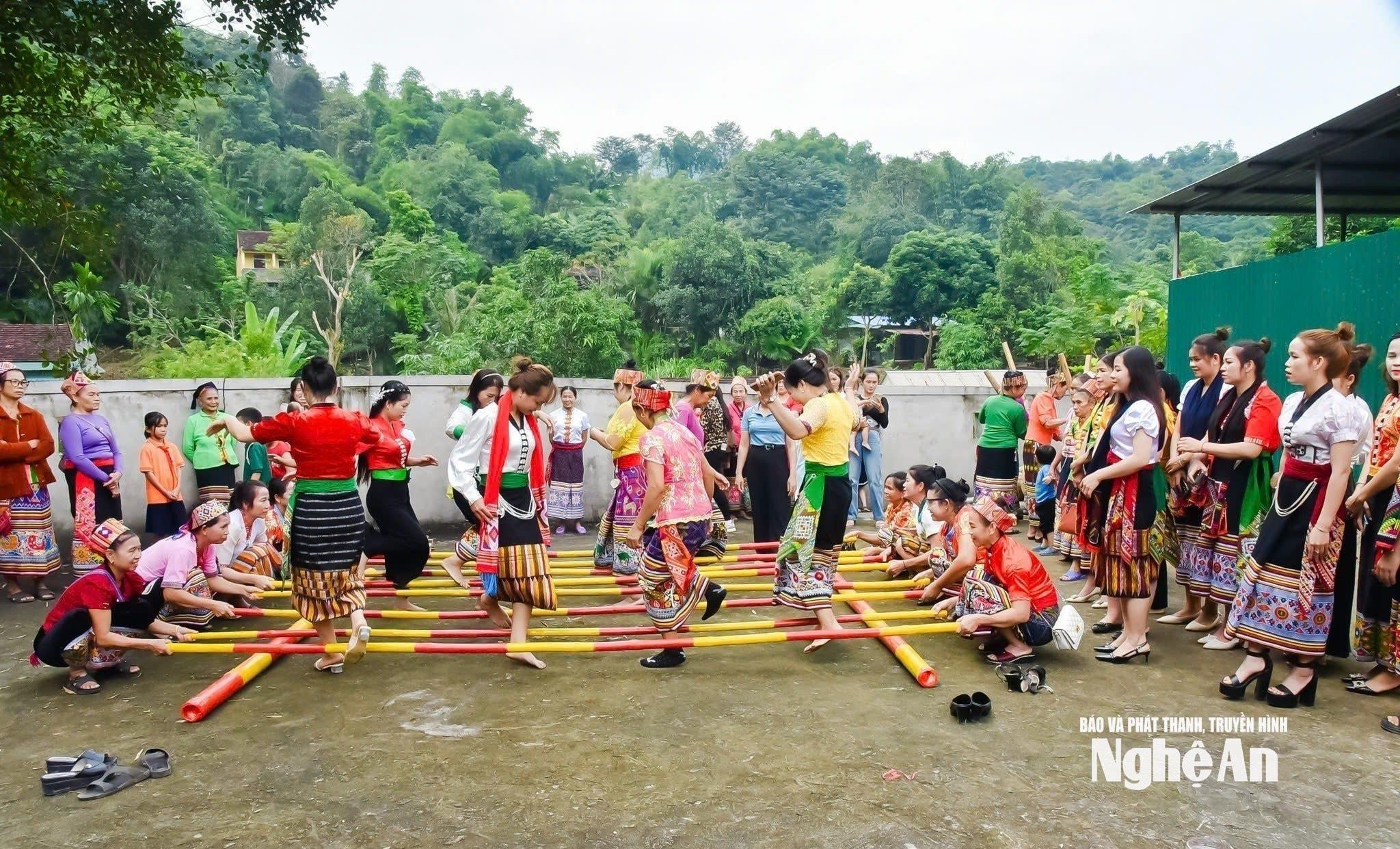 Chăm lo đời sống tinh thần văn hóa cho người dân vùng đồng bào dân tộc thiểu số. Ảnh: T.L
