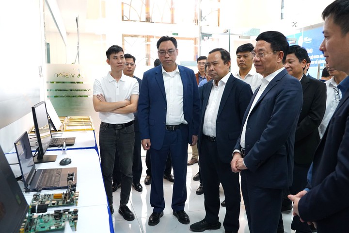 Bộ trưởng Nguyễn Mạnh Hùng: Muốn ra thế giới, trước hết phải làm chủ sản phẩm chiến lược- Ảnh 3. Bộ trưởng Nguyễn Mạnh Hùng: Muốn ra thế giới, trước hết phải làm chủ sản phẩm chiến lược- Ảnh 3.