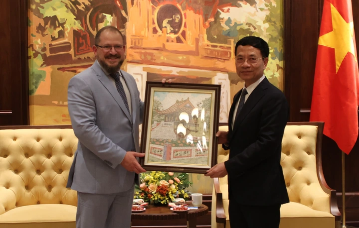 Bộ trưởng Nguyễn Mạnh Hùng tiếp Chủ tịch Tập đoàn Qualcomm- Ảnh 2. Bộ trưởng Nguyễn Mạnh Hùng tiếp Chủ tịch Tập đoàn Qualcomm- Ảnh 2.