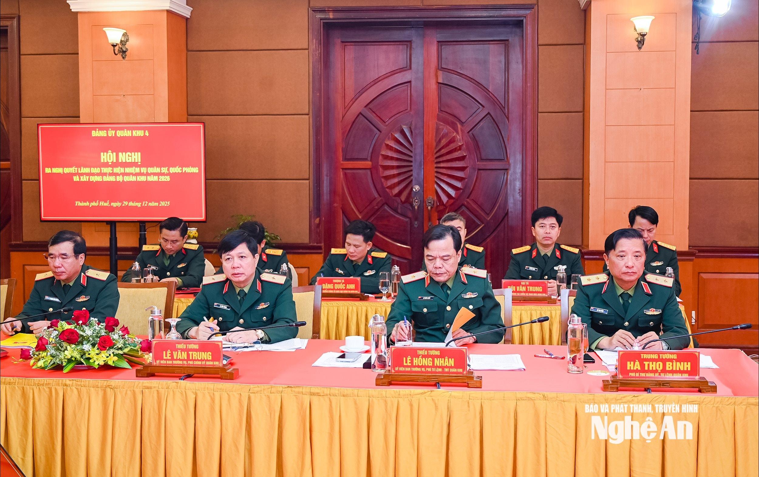 Anh 3 - Cac dong chi trong Thuong vu Dang uy QUan khu du Hoi nghi