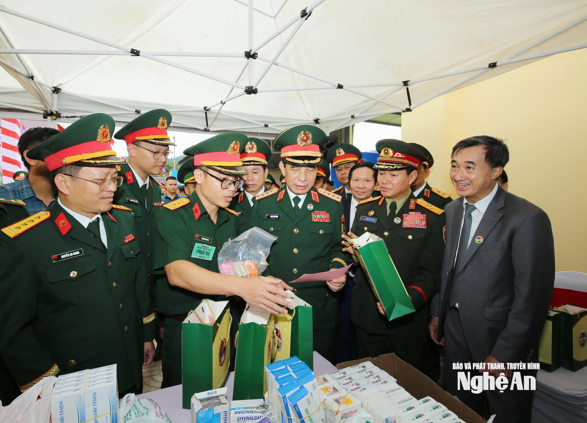 Đại tướng Phan Văn Giang, Đại tướng Khăm Liêng - Ụ Thạ Cay Sỏn và đại biểu 2 nước tham quan hoạt động khám, chữa bệnh, cấp phát thuốc miễn phí cho người dân có hoàn cảnh khó khăn khu vực biên giới Lào. Ảnh: Khánh Toàn