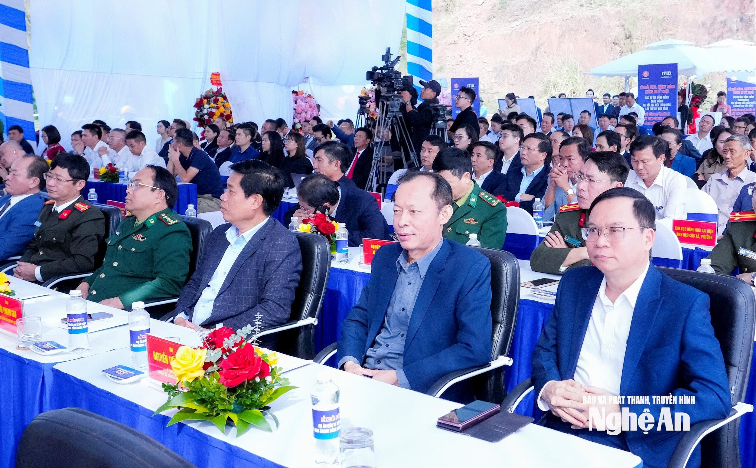 Các đại biểu tham dự lễ khởi công dự án đầu tư xây dựng và kinh doanh Cảng nước sâu Cửa Lò. Ảnh: Phạm Băn