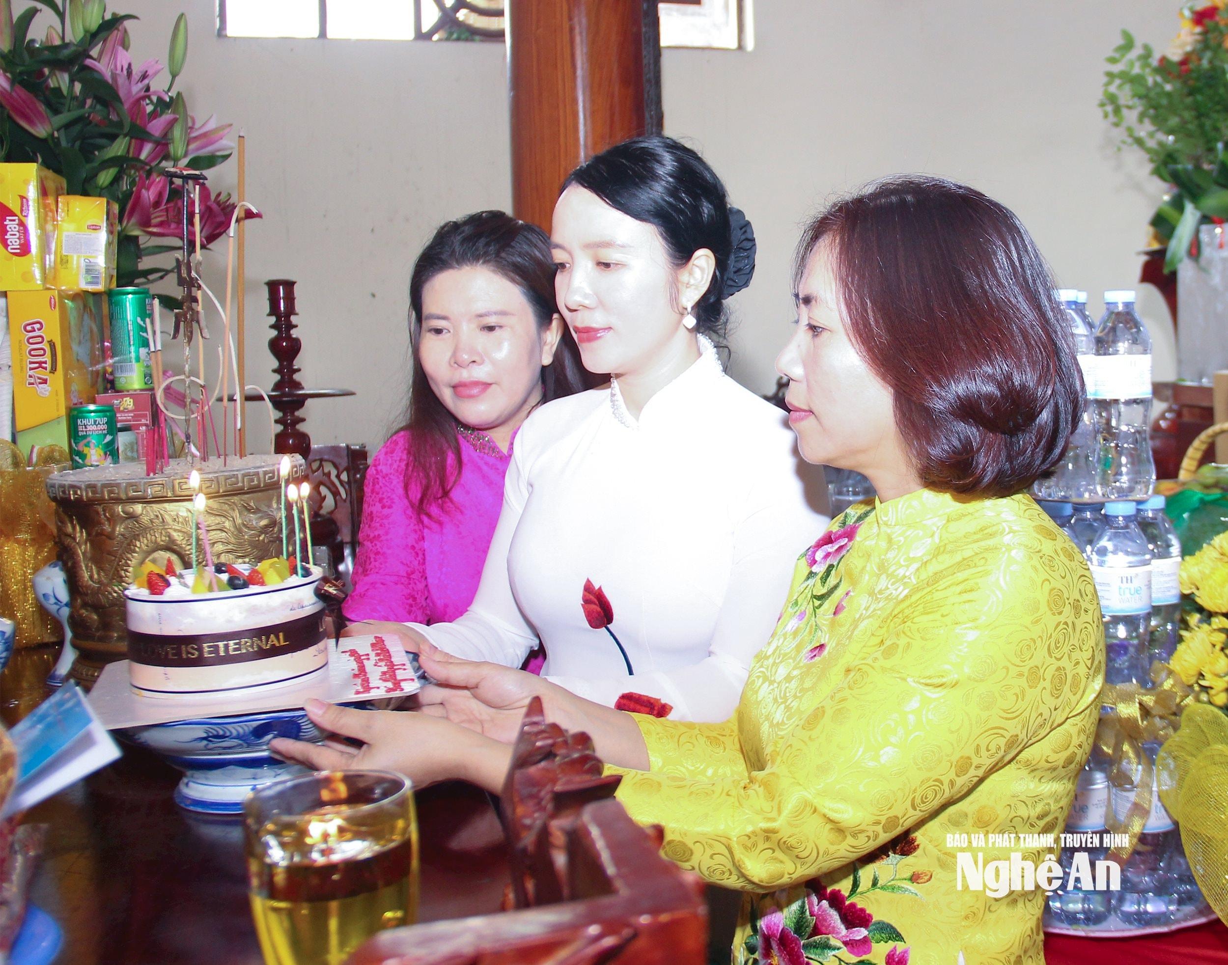 Lãnh đạo các sở, ngành kính dâng lễ nhân