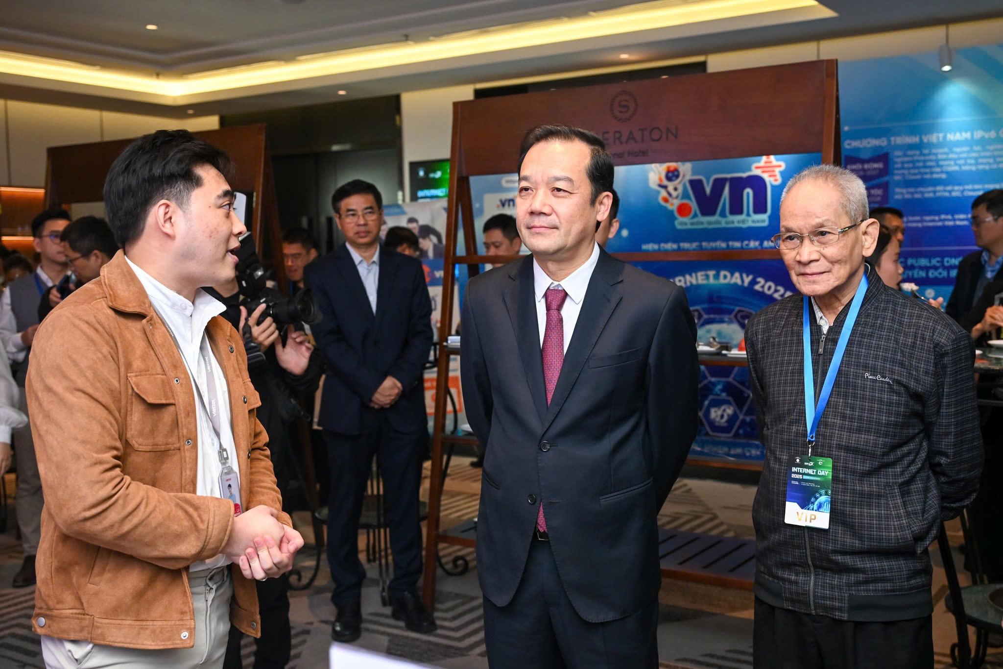 Internet Day 2025: “Không gian số tin cậy” trong kỷ nguyên AI bùng nổ- Ảnh 2. Internet Day 2025: “Không gian số tin cậy” trong kỷ nguyên AI bùng nổ- Ảnh 2.
