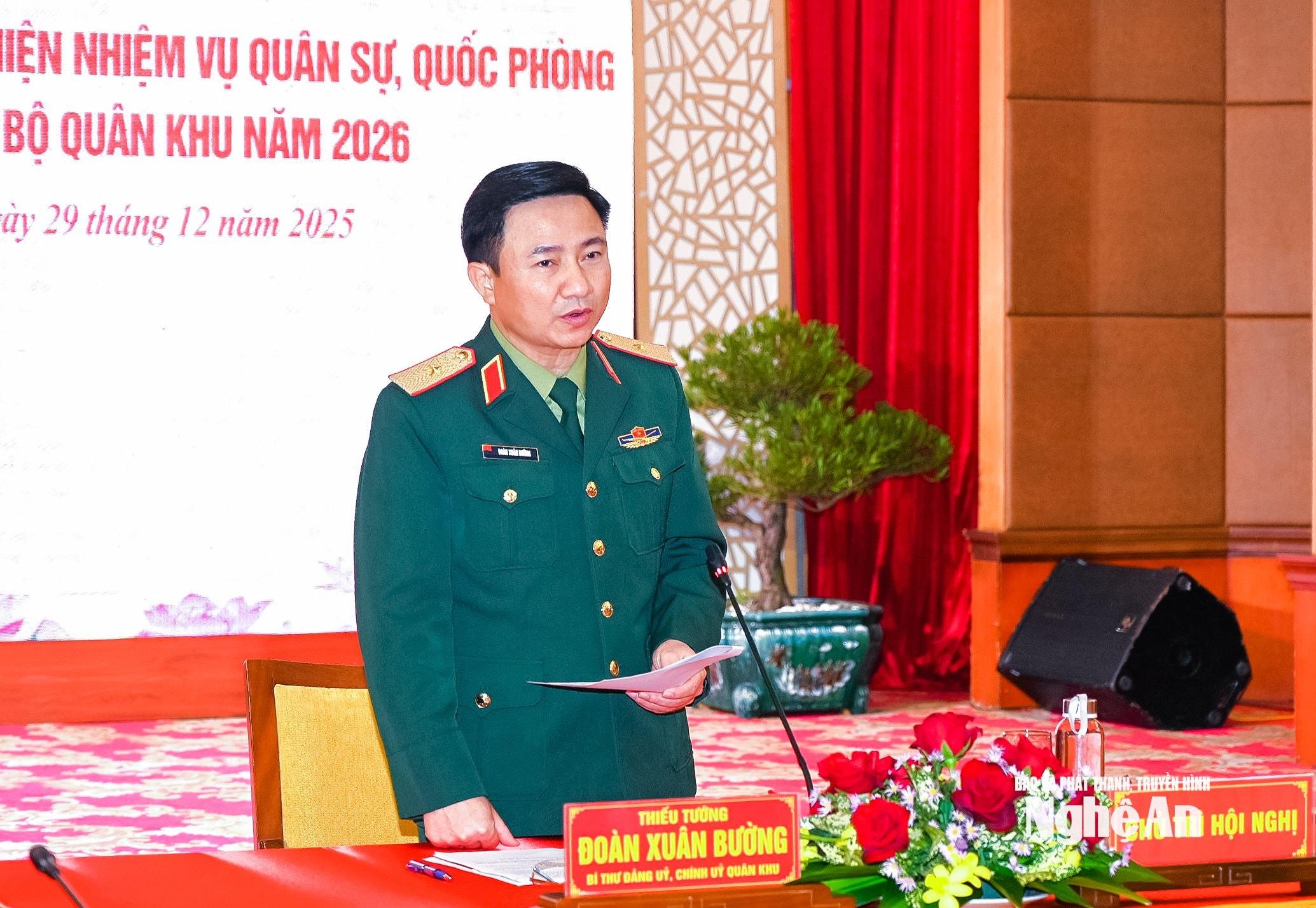 Anh 4 - Thieu tuong Doan Xuan Buong - Bi thu Dang uy - Chi uy Quan khu dieu hanh Hoi nghi