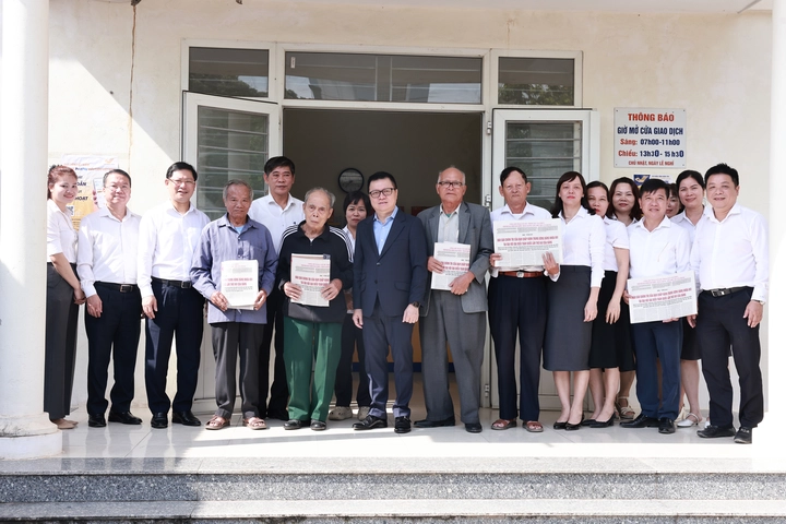 Người dân có thể đọc Dự thảo Văn kiện Đại hội Đảng lần thứ XIV tại hệ thống Bưu điện - Văn hoá xã trên toàn quốc- Ảnh 1. Người dân có thể đọc Dự thảo Văn kiện Đại hội Đảng lần thứ XIV tại hệ thống Bưu điện - Văn hoá xã trên toàn quốc- Ảnh 1.