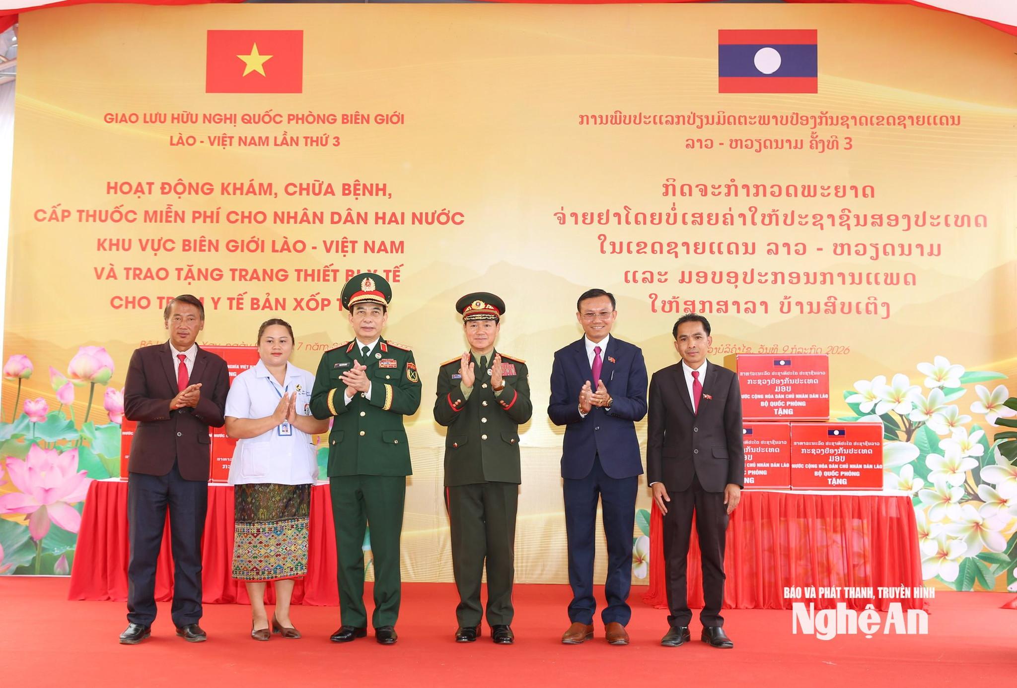Đại tướng Phan Văn Giang, Đại tướng Khăm Liêng - Ụ Thạ Cay Sỏn và đại biểu 2 nước tham quan hoạt động khám, chữa bệnh, cấp phát thuốc miễn phí cho người dân có hoàn cảnh khó khăn khu vực biên giới Lào. Ảnh: Khánh Toàn