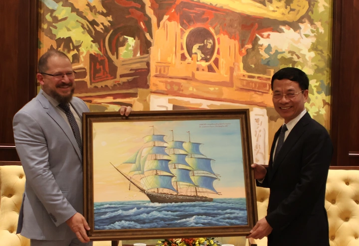 Bộ trưởng Nguyễn Mạnh Hùng tiếp Chủ tịch Tập đoàn Qualcomm- Ảnh 3. Bộ trưởng Nguyễn Mạnh Hùng tiếp Chủ tịch Tập đoàn Qualcomm- Ảnh 3.