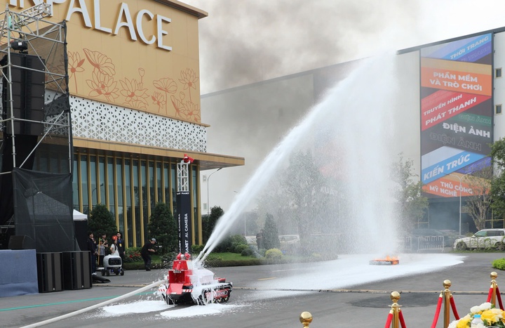 Ấn tượng robot, UAV và AI trình diễn tại Make in Viet Nam 2025- Ảnh 1. Ấn tượng robot, UAV và AI trình diễn tại Make in Viet Nam 2025- Ảnh 1.