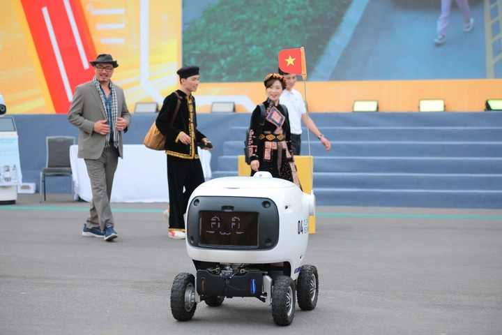 Ấn tượng robot, UAV và AI trình diễn tại Make in Viet Nam 2025- Ảnh 2. Ấn tượng robot, UAV và AI trình diễn tại Make in Viet Nam 2025- Ảnh 2.