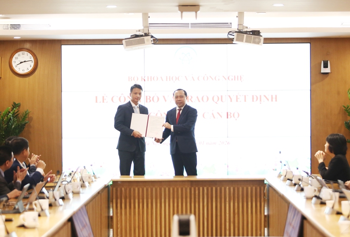 Bộ Khoa học v&agrave; C&ocirc;ng nghệ c&ocirc;ng bố, trao quyết định về c&ocirc;ng t&aacute;c c&aacute;n bộ - Ảnh 5.