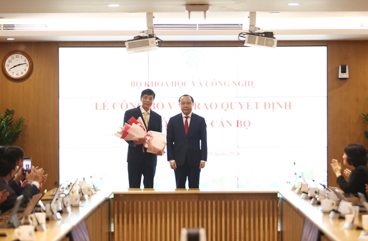 Bộ Khoa học v&agrave; C&ocirc;ng nghệ c&ocirc;ng bố, trao quyết định về c&ocirc;ng t&aacute;c c&aacute;n bộ - Ảnh 3.