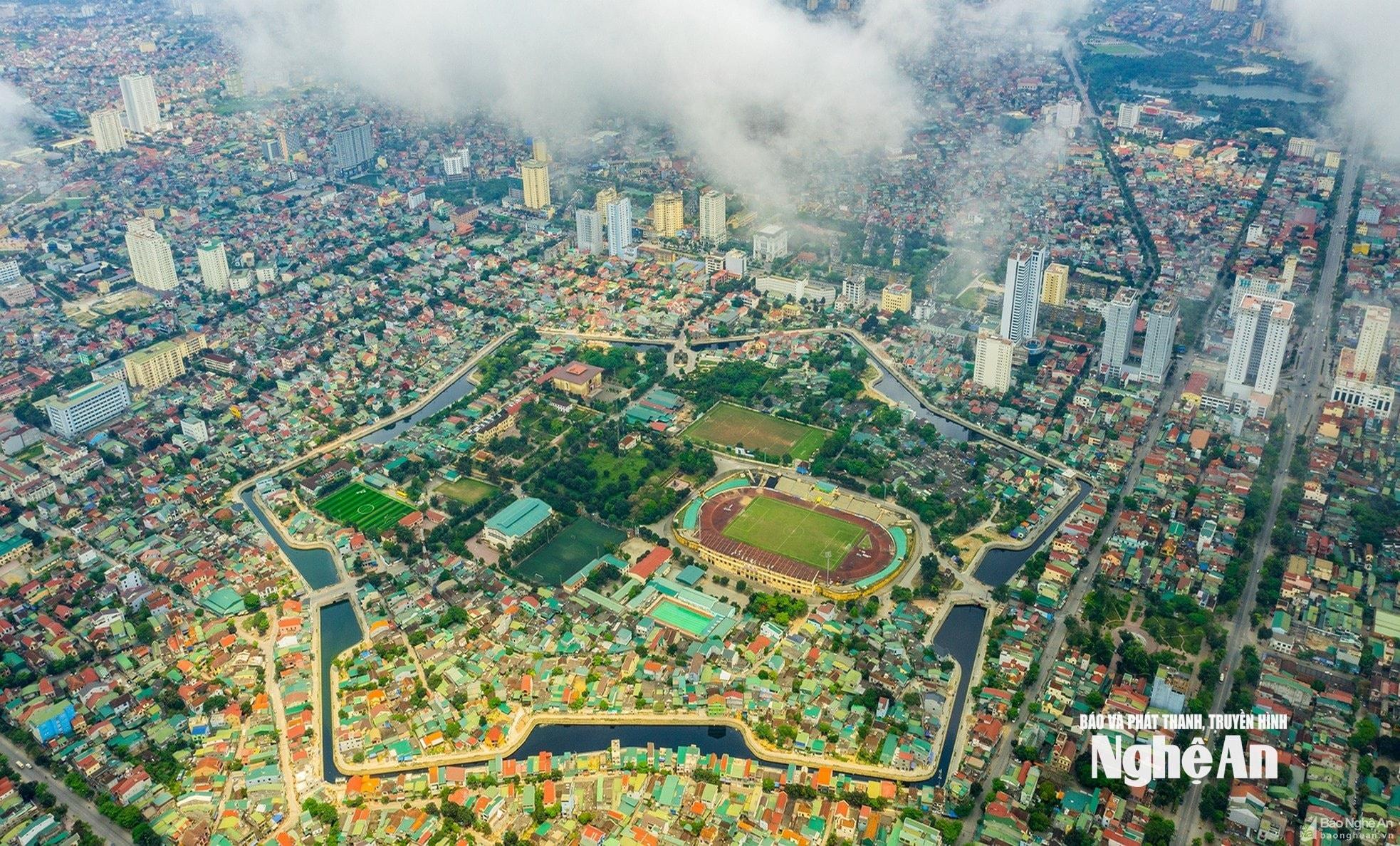 Đô thị Vinh đang được tôn tạo và chỉnh trang. Trong ảnh: Khu vực Thành cổ Vinh, nay thuộc địa bàn phường Thành Vinh nhìn từ trên cao. Ảnh: Sách Nguyễn