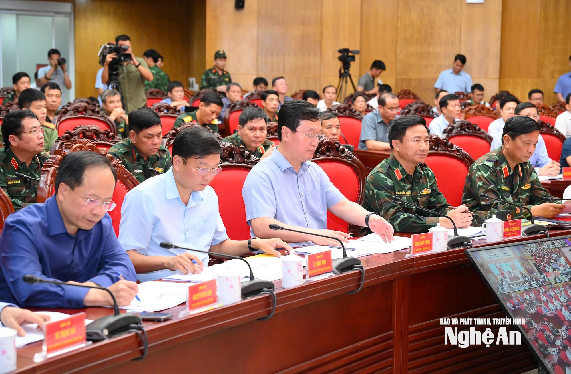 Các đồng chí lãnh đạo tỉnh Nghệ An và Hà Tĩnh tại cuộc làm việc. Ảnh: Thành Cường