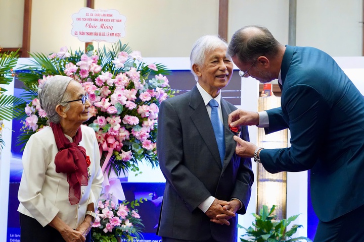 Thứ trưởng Bùi Thế Duy dự Lễ trao Huân chương Bắc đẩu Bội tinh bậc Sĩ quan cho vợ chồng Giáo sư Trần Thanh Vân và Lê Kim Ngọc - Ảnh 2.
