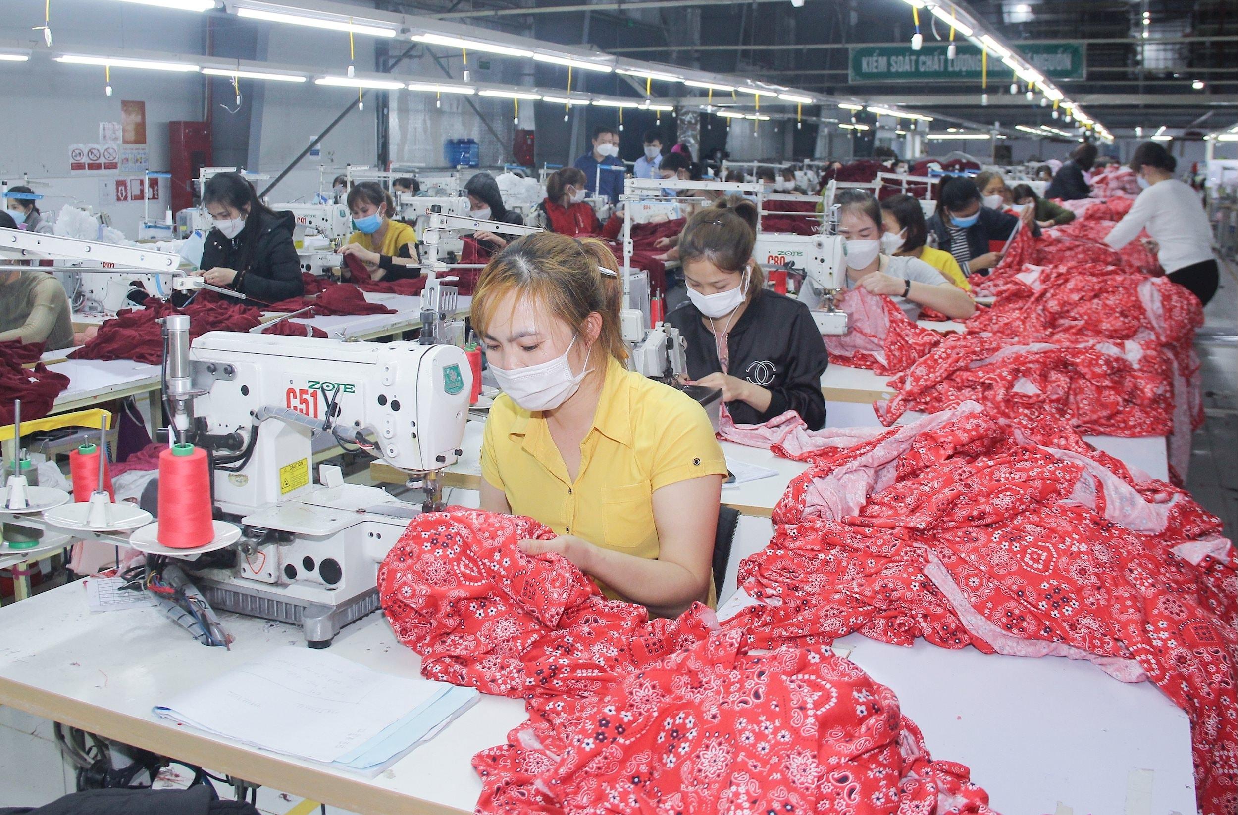 Đào tạo nghề, giới thiệu việc làm là một trong giải pháp giảm nghèo bền vững được các cấp ở Nghệ An triển khai thực hiện. Ảnh: Cơ sở sản xuất may tại Cụm công nghiệp Nghĩa Mỹ (xã Đông Hiếu). Ảnh: Mai Hoa