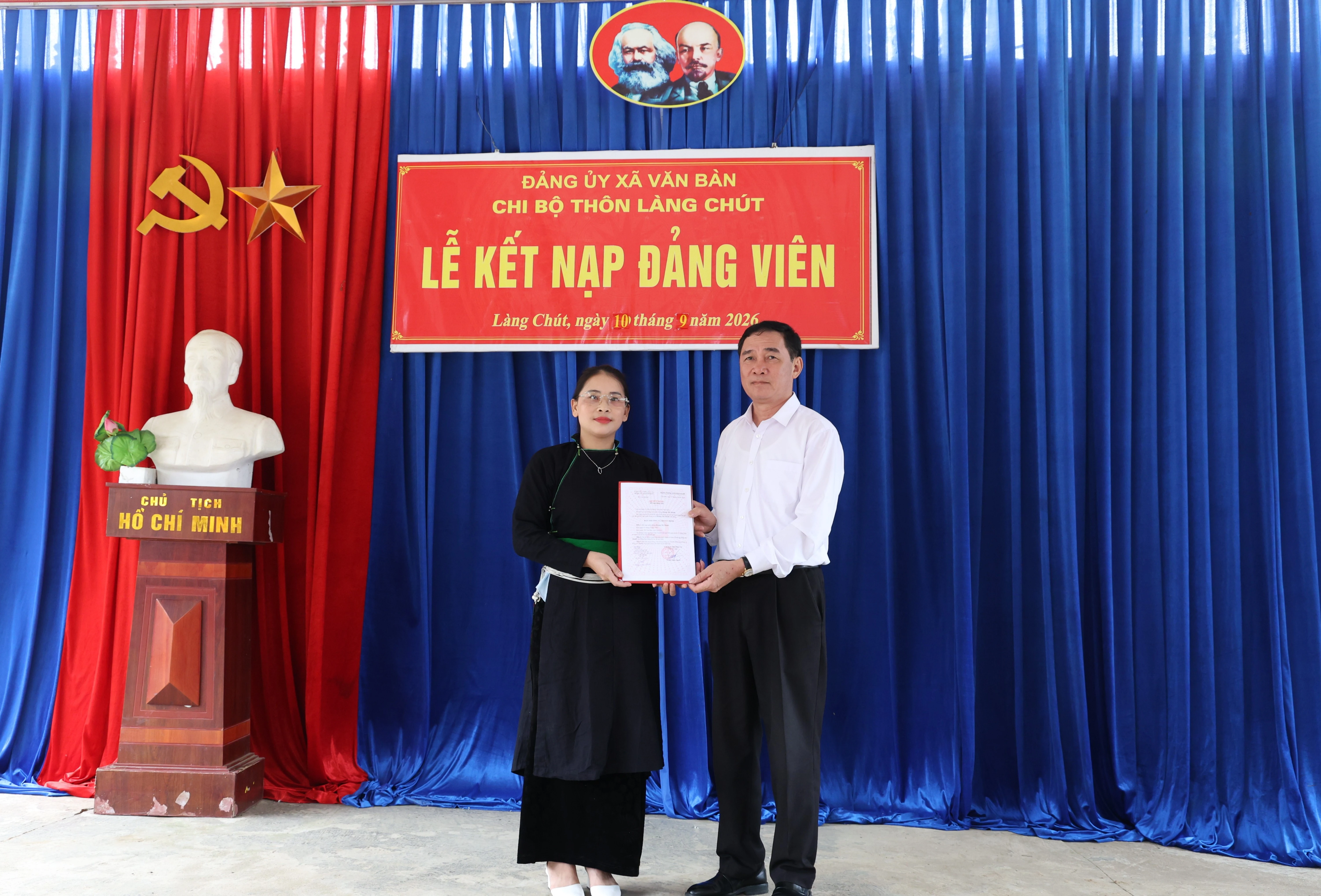 Đồng chí Nguyễn Anh Chuyên - Ủy viên Ban Chấp hành Đảng bộ tỉnh, Bí thư Đảng ủy, Chủ tịch HĐND xã Văn Bàn trao quyết định kết nạp đảng viên Hoàng Thị Thanh. 1l8a8012-8652.jpg