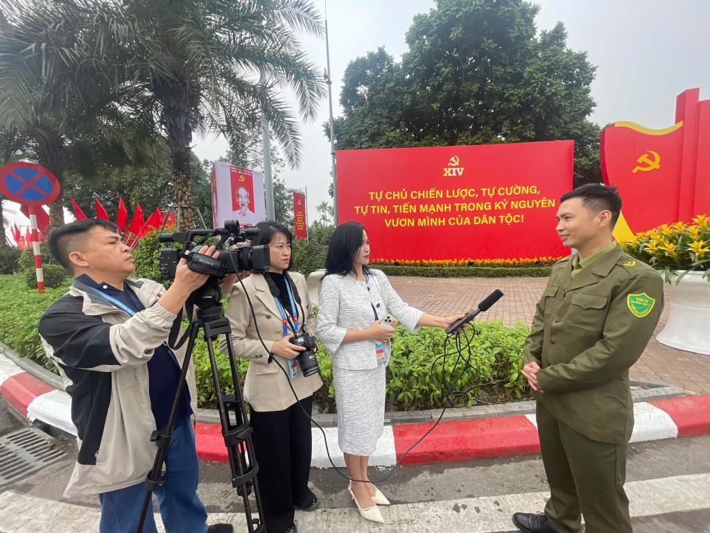 Ph&oacute;ng vi&ecirc;n B&aacute;o v&agrave; Ph&aacute;t thanh, truyền h&igrave;nh Cao Bằng t&aacute;c nghiệp tại Trung t&acirc;m Hội nghị Quốc gia.