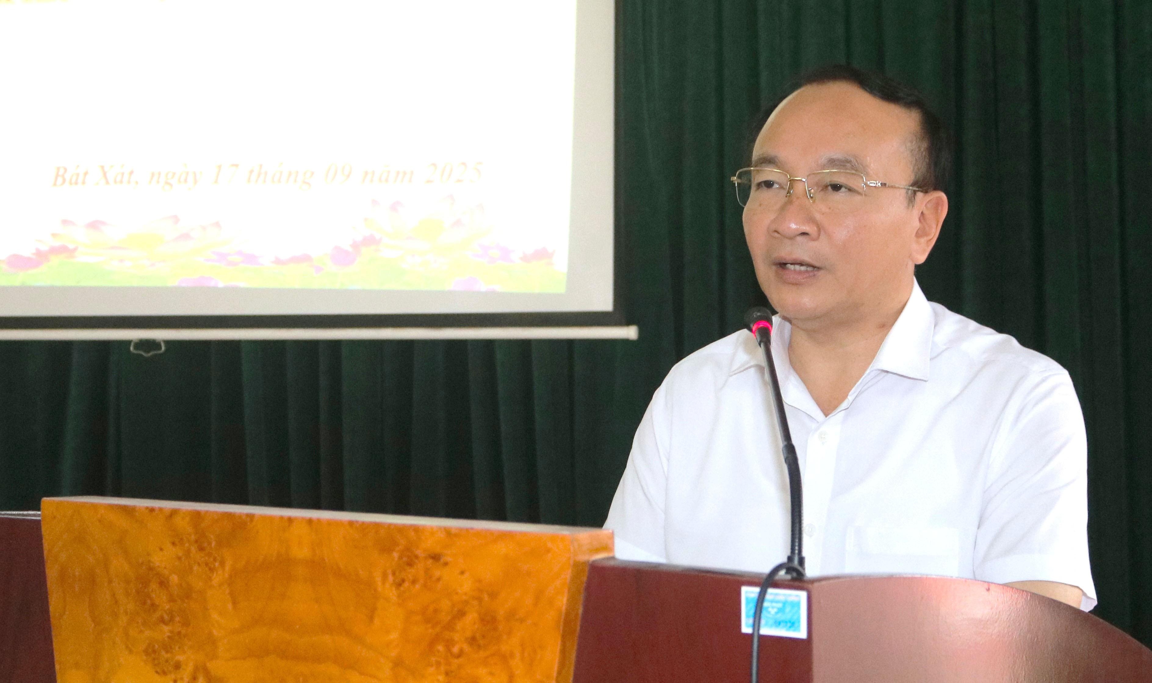 Đồng chí Vũ Hồng Phương - Phó Bí thư Đảng ủy xã Bát Xát truyền đạt chuyên đề tổ chức cơ sở đảng và nhiệm vụ của chi ủy, bí thư chi bộ. phatbieu.jpg