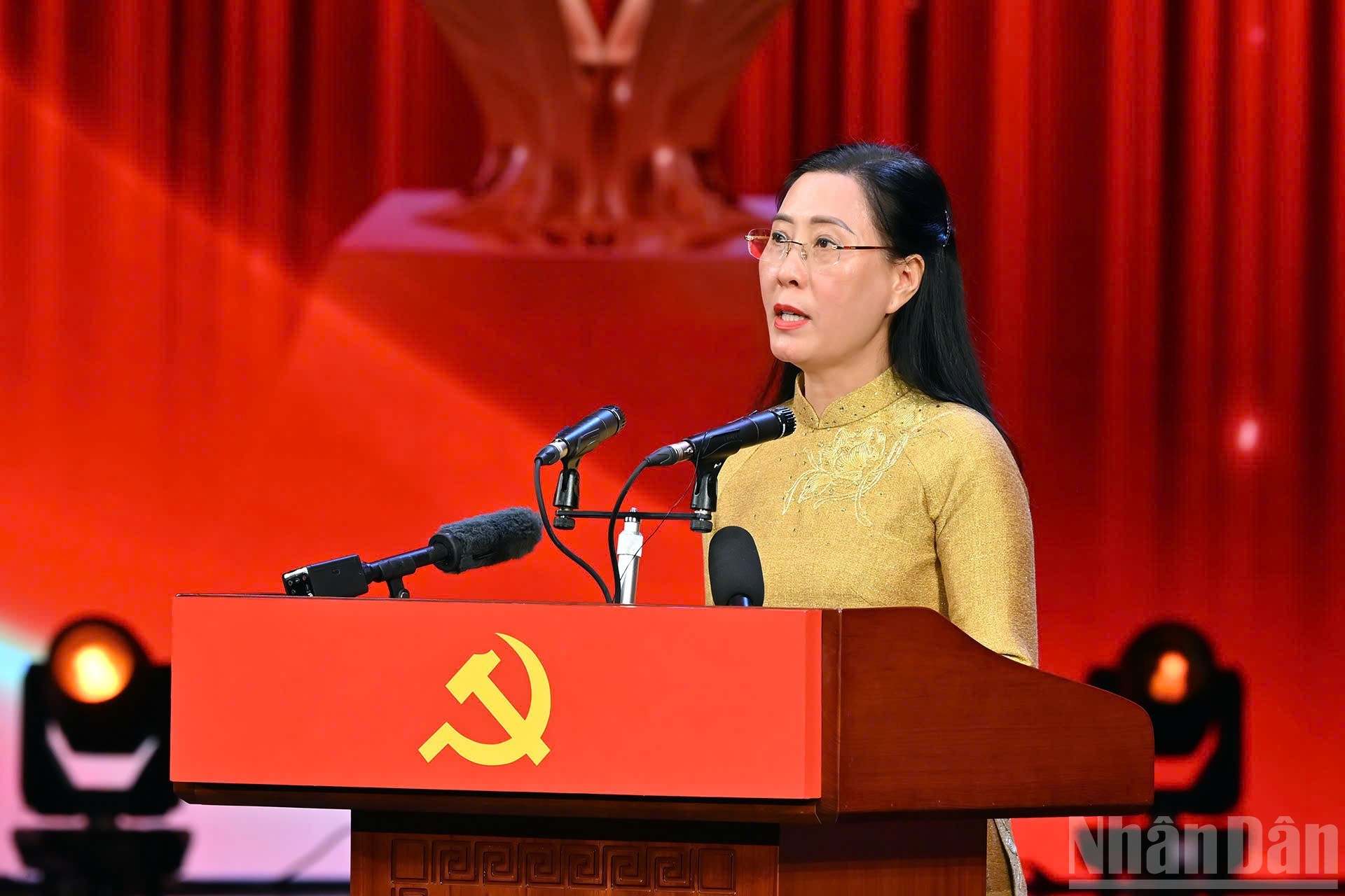 Đồng ch&iacute; B&ugrave;i Thị Quỳnh V&acirc;n, Ủy vi&ecirc;n Trung ương Đảng, Ph&oacute; Trưởng Ban Tổ chức Trung ương, Ph&oacute; Trưởng Ban Chỉ đạo Giải B&uacute;a liềm v&agrave;ng lần thứ X tr&igrave;nh b&agrave;y b&aacute;o c&aacute;o về chương tr&igrave;nh buổi lễ. (Ảnh: THỦY NGUY&Ecirc;N)