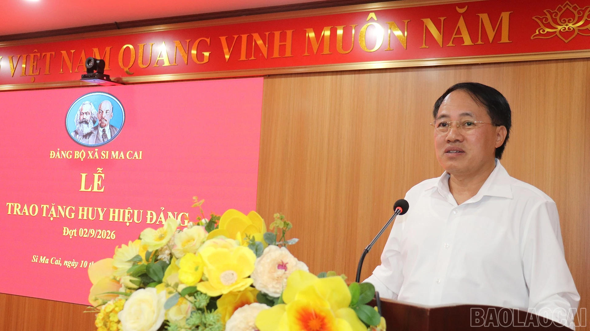 Bí thư Đảng ủy xã Si Ma Cai phát biểu chúc mừng các đảng viên nhận Huy hiệu Đảng. baolaocai-br_s3.jpg
