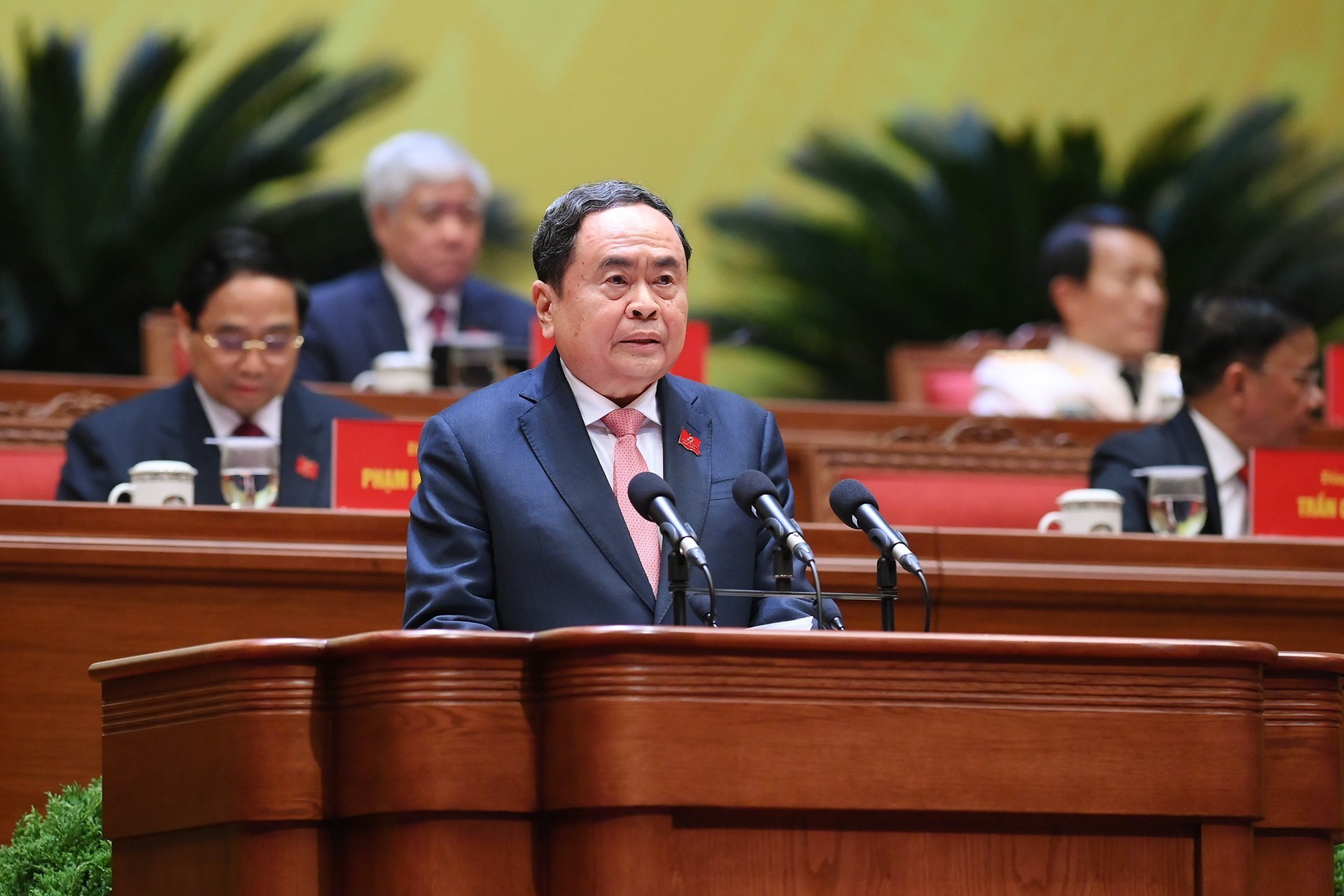 Đồng ch&iacute; Trần Thanh Mẫn thay mặt Đo&agrave;n Chủ tịch b&aacute;o c&aacute;o kết quả bầu Bộ Ch&iacute;nh trị, Tổng B&iacute; thư, Ban B&iacute; thư, Ủy ban Kiểm tra Trung ương, Chủ nhiệm Ủy ban Kiểm tra Trung ương kh&oacute;a XIV. Ảnh: TTXVN