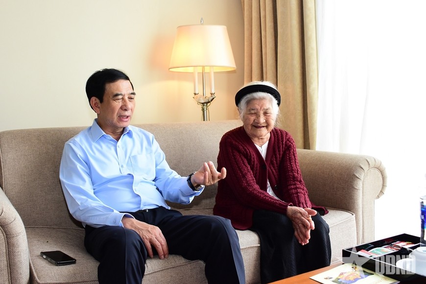 Đại tướng Phan Văn Giang thăm c&aacute;c đại biểu kh&aacute;ch mời dự Đại hội đang lưu tr&uacute; tại kh&aacute;ch sạn.