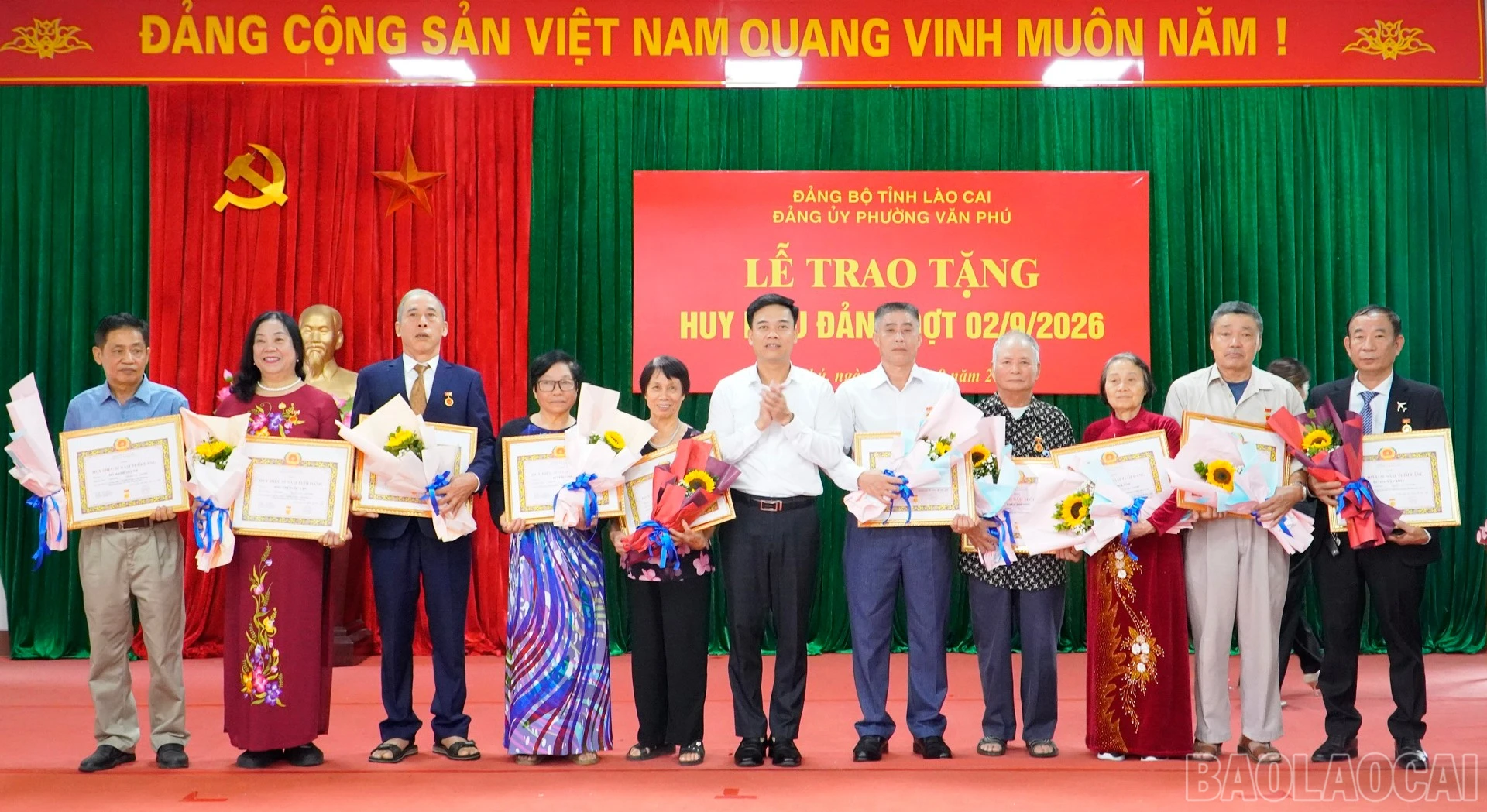 Các đảng viên được nhận Huy hiệu 45 năm tuổi Đảng. baolaocai-br_4-3040.jpg