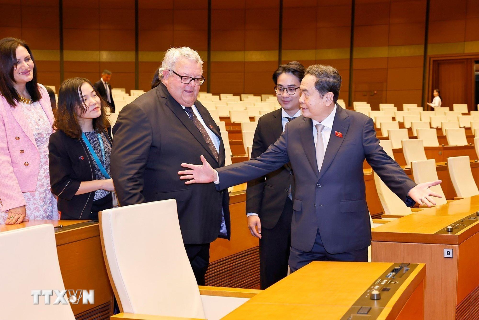 Chủ tịch Quốc hội Trần Thanh Mẫn c&ugrave;ng Chủ tịch Quốc hội New Zealand Gerry Brownlee tham quan ph&ograve;ng Di&ecirc;n Hồng, Nh&agrave; Quốc hội.