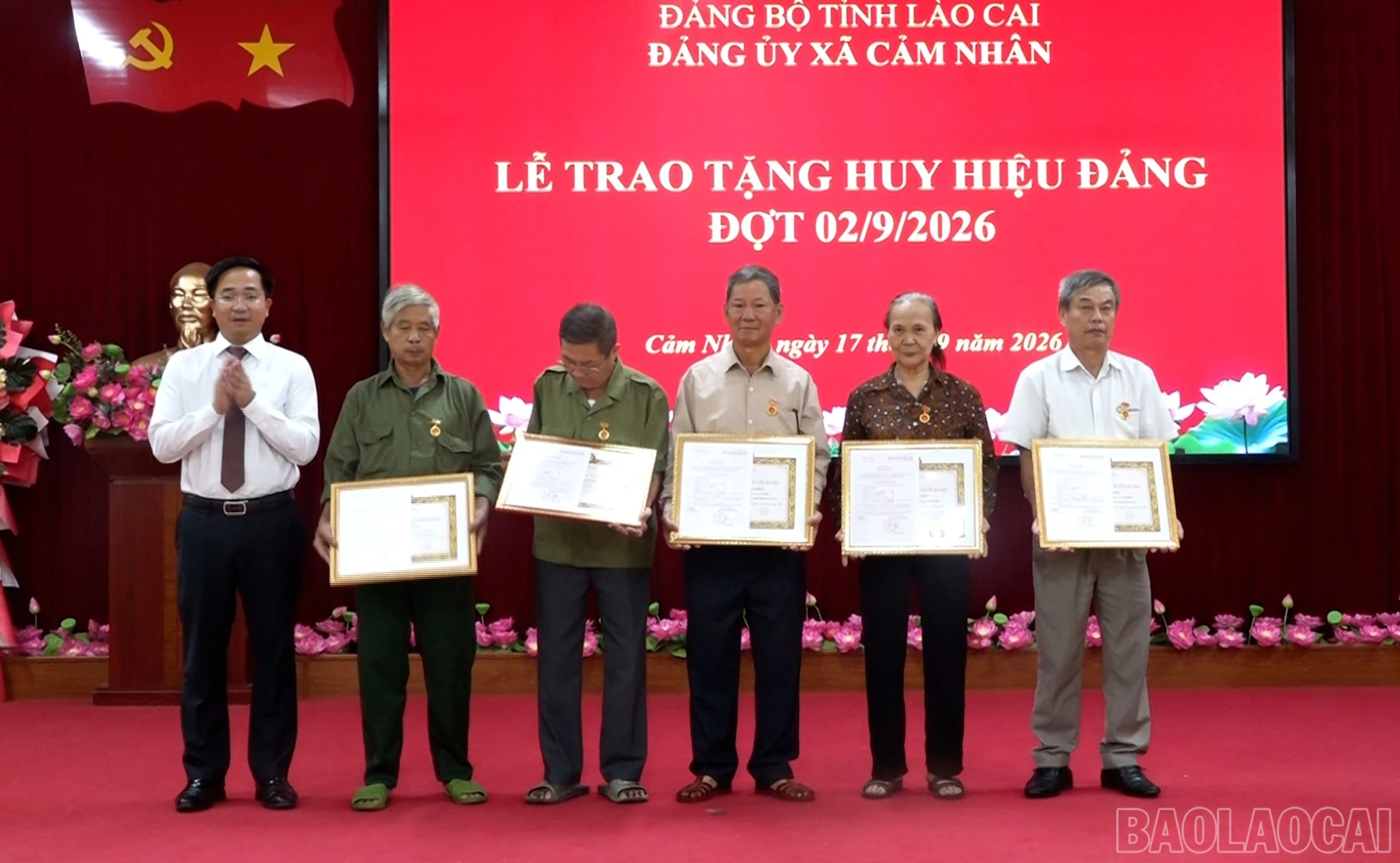Đồng chí Trần Minh Sáng - Ủy viên Ban Chấp hành Đảng bộ tỉnh, Giám đốc Sở Nông nghiệp và Môi trường tỉnh trao Huy hiệu Đảng cho các đảng viên. baolaocai-br_anh-3.jpg