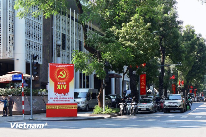 Từ c&aacute;c tuyến phố trung t&acirc;m, đường lớn cho tới ng&otilde; nhỏ, hệ thống cờ Tổ quốc, cờ Đảng, &aacute;p ph&iacute;ch v&agrave; biểu ngữ ch&agrave;o mừng được treo ngay ngắn v&agrave; nổi bật, l&agrave;m bừng l&ecirc;n kh&ocirc;ng kh&iacute; ch&agrave;o mừng sự kiện lớn của đất nước.