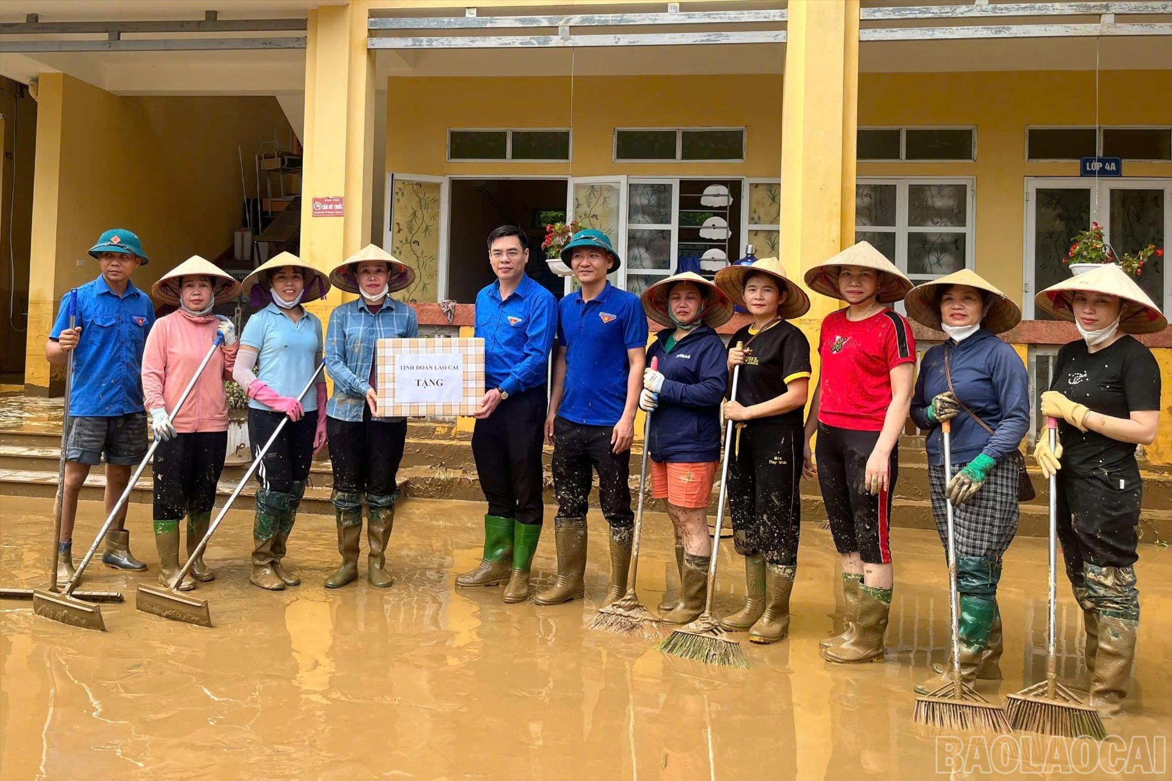 Đồng chí Hà Đức Hải - Bí thư Tỉnh đoàn thăm, động viên các điểm trường bị thiệt hại do hoàn lưu bão số 9 (năm 2025) trên địa bàn tỉnh.
