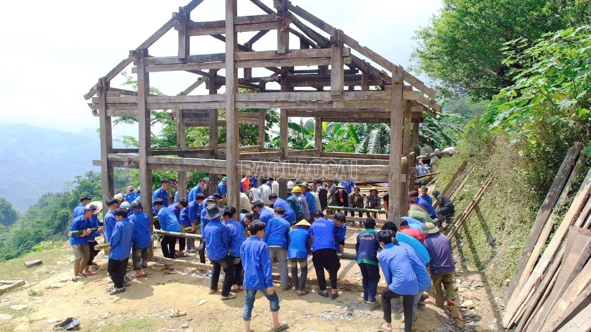 Thanh niên Lào Cai luôn sẵn sàng hỗ trợ người dân di chuyển nhà ở đến nơi an toàn. baolaocai-c_5.jpg