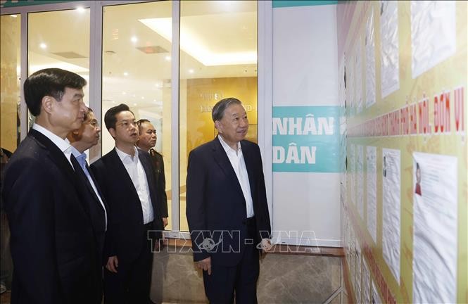 Tổng Bí thư Tô Lâm và các đại biểu tại nơi niêm yết danh sách trích ngang và tiểu sử tóm tắt ứng cử viên đại biểu Quốc hội khóa XVI tại trụ sở UBND phường Hoàn Kiếm, Hà Nội. Tổng Bí thư Tô Lâm và các đại biểu tại nơi niêm yết danh sách trích ngang và tiểu sử tóm tắt ứng cử viên đại biểu Quốc hội khóa XVI tại trụ sở UBND phường Hoàn Kiếm, Hà Nội.