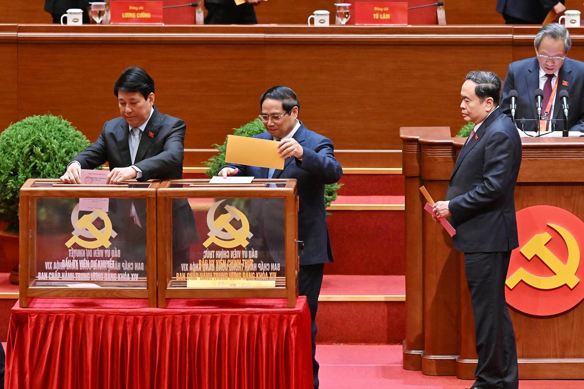 C&aacute;c l&atilde;nh đạo Đảng v&agrave; Nh&agrave; nước bỏ phiếu bầu Ban Chấp h&agrave;nh Trung ương kh&oacute;a XIV.