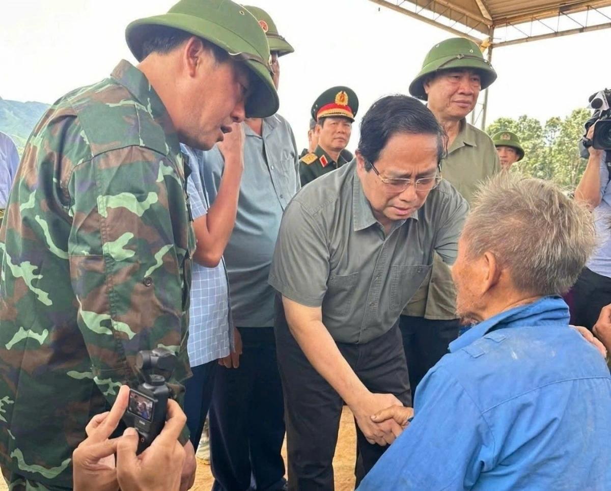 Thủ tướng thăm hỏi, động vi&ecirc;n người d&acirc;n v&ugrave;ng lũ ở Điện Bi&ecirc;n.