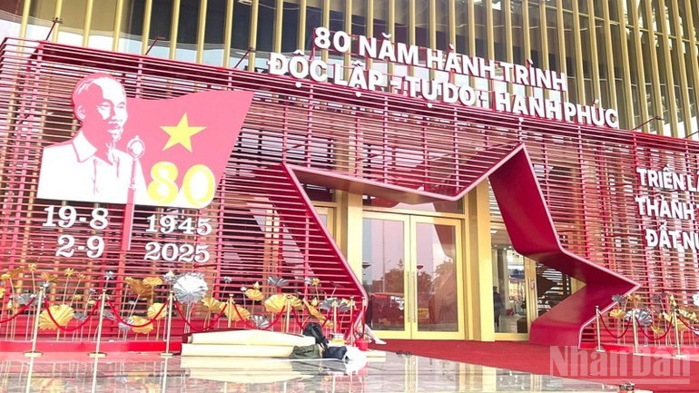 Không gian bên ngoài Tòa nhà Triển lãm Kim Quy.